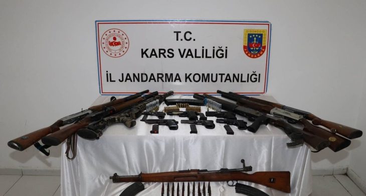 Kars’ta jandarmadan ruhsatsız silah ve aranan şahıslara yönelik operasyon