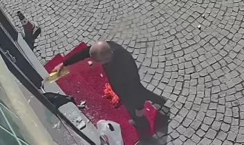 Eczacıdan eczaneye kundaklama girişimi; vatandaşlar son anda engelledi