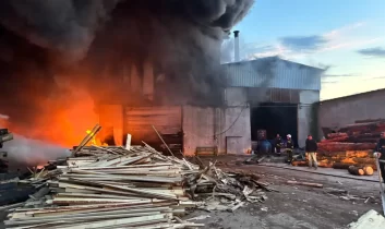Edirne’de Kereste fabrikasındaki yangın söndürüldü