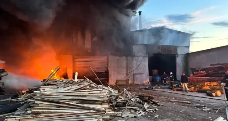 Edirne’de Kereste fabrikasındaki yangın söndürüldü