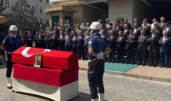 Eski Bitlis Valisi Karaömeroğlu için İçişleri Bakanlığında tören düzenlendi