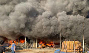 Antalya’da iki depoda çıkan yangına ekipler müdahale ediyor