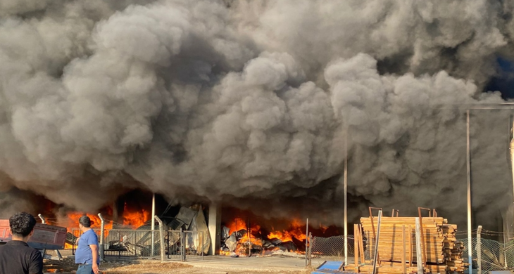 Antalya’da iki depoda çıkan yangına ekipler müdahale ediyor
