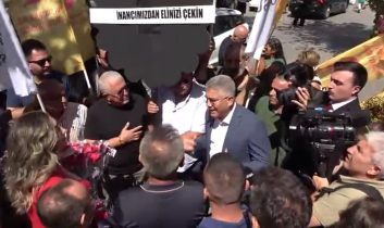 Esma Ersin siyah çelenkle gelen grubu çiçekle karşıladı