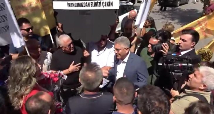 Esma Ersin siyah çelenkle gelen grubu çiçekle karşıladı