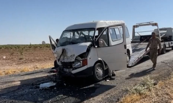 Şanlıurfa’da minibüs ile otomobil çarpıştı: 15 yaralı