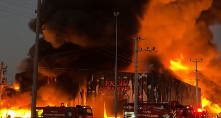 Kocaeli’de lojistik deposunda yangın: Ekipler kontrol altına aldı