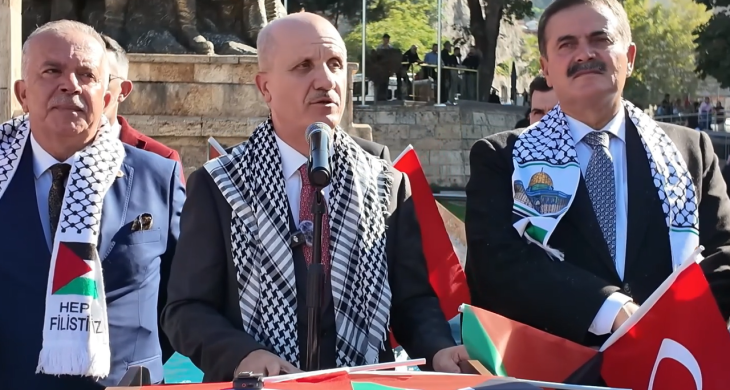 Yükseköğretim Kurulu Başkanı Özvar ile öğrenciler birlikte yürüdü