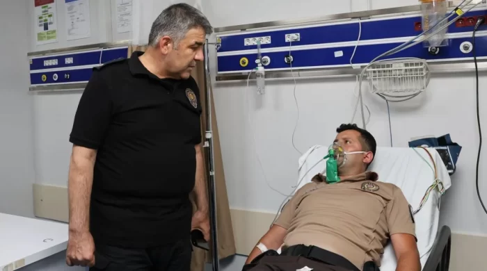 Emniyet Müdürü Karaburun’dan kahraman bekçiye hastanede moral ziyareti