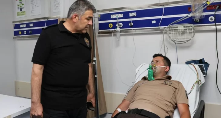 Emniyet Müdürü Karaburun’dan kahraman bekçiye hastanede moral ziyareti