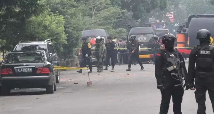 Endonezya’da cuma namazı sırasında camide patlama: 54 yaralı