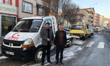Kars Şoförler ve Otomobilciler Odası başkan adayı Murat Şimşek sahada şoför esnafının sorunlarını dinliyor
