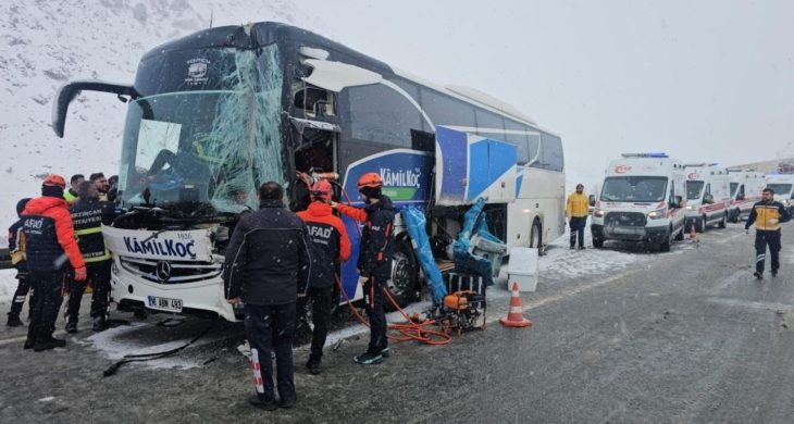 Erzincan’da yolcu otobüsü tıra çarptı: 3 yaralı