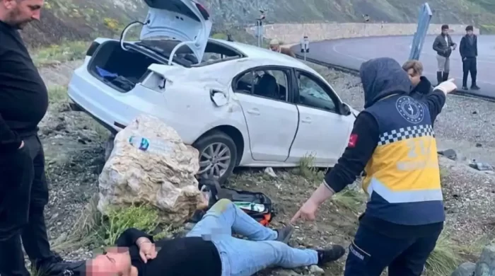 Erzurum’da can pazarı! otomobil duvara saplandı: 1’i ağır 4 yaralı