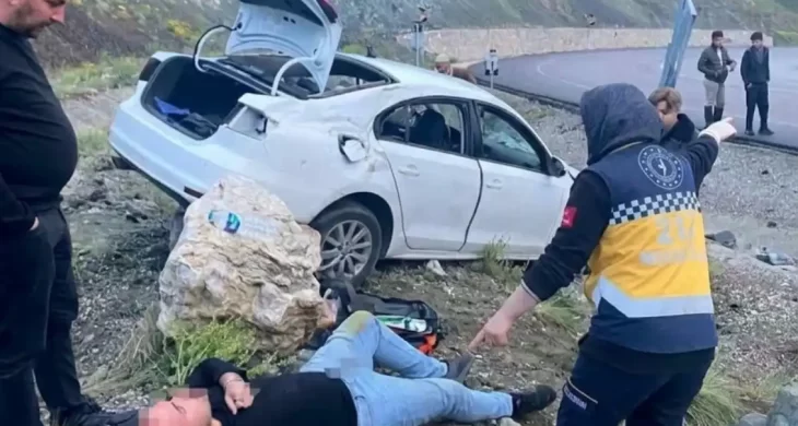 Erzurum’da can pazarı! otomobil duvara saplandı: 1’i ağır 4 yaralı