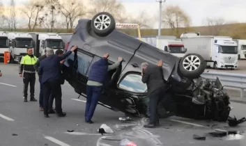Erzurum’da kavşakta dehşet anları: Çarpışan araçlarda 4 kişi yaralandı