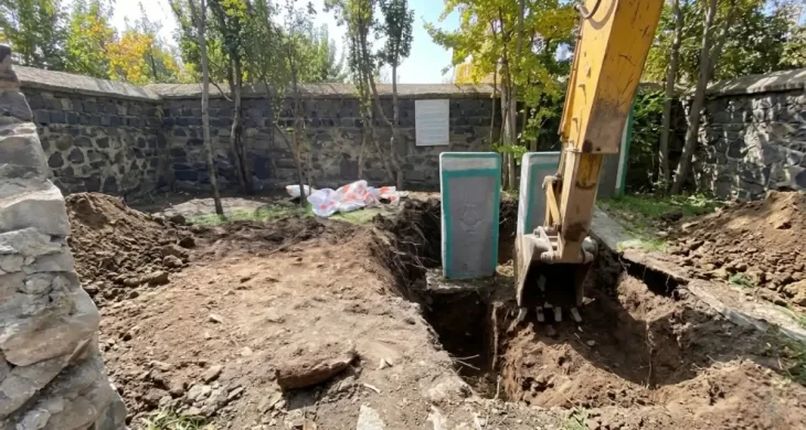Erzurum’da tarihi türbeye kepçe girdi, ortalık karıştı