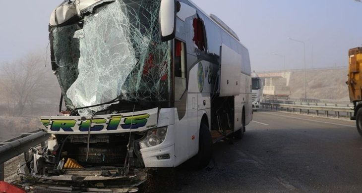 Erzurum’da yolcu otobüsü ile tır çarpıştı: 11 yaralı