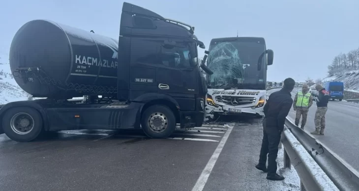 Erzurum’da zincirleme kaza: 5 yolcu yaralandı