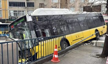 Esenler’de kontrolden çıkan İETT otobüsü otoparka daldı