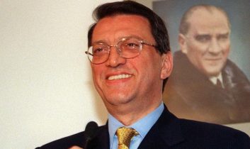 Eski Başbakan Mesut Yılmaz kabri başında anılacak