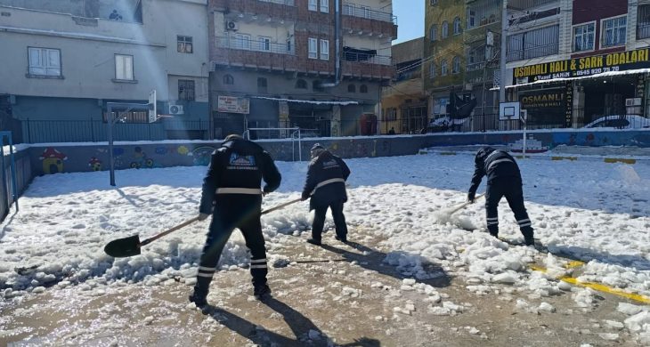 Eyyübiye okulları kar ve buzdan temizleniyor