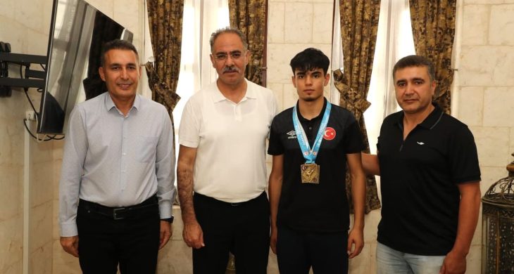 Başkan Kuş, Türkiye Şampiyonu karateciyi tebrik etti