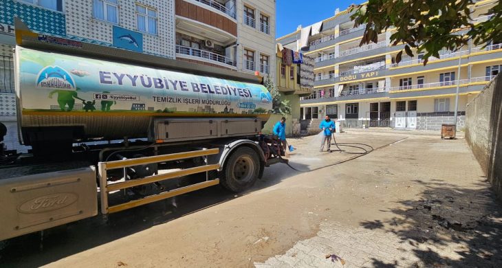 Geceyi gündüze katan temizlik ekibi, Eyyübiye’yi baştan aşağı temizliyor