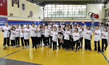 “Fabrika voleybol” projesi sayesinde 290 çocuk fileyle tanıştı