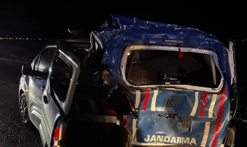 Faciadan dönüldü: Erzurum’da Jandarmaya tır çarptı, 4 yaralı