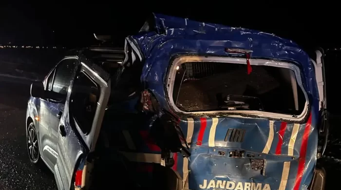 Faciadan dönüldü: Erzurum’da Jandarmaya tır çarptı, 4 yaralı