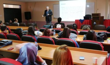 Felsefe Tartışmalarında Demokrasi Anlatıldı