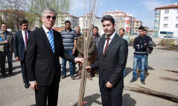 Çiftçilere çeşitli türlerde 7 bin 460 adet fidan dağıtıldı