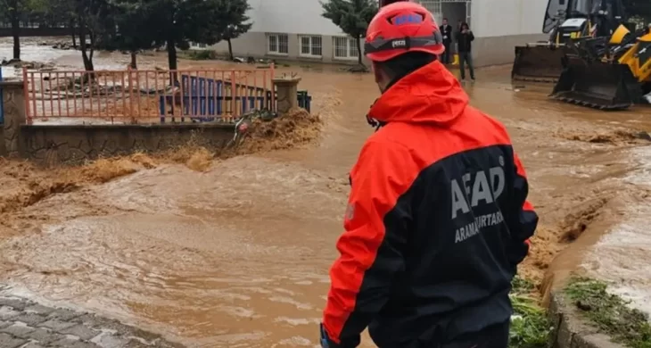 Fırtına ve yağışta can kaybı: 2 ölü, 33 yaralı