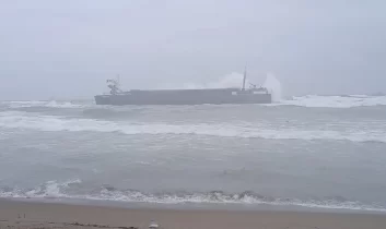 Fırtınada sürüklenen gemi Karasu’da karaya oturdu