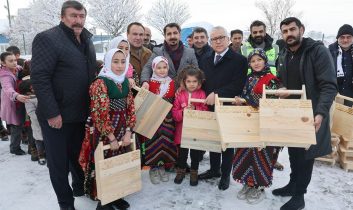 Çocuklara el yapımı geleneksel tahta kızak hediye edildi