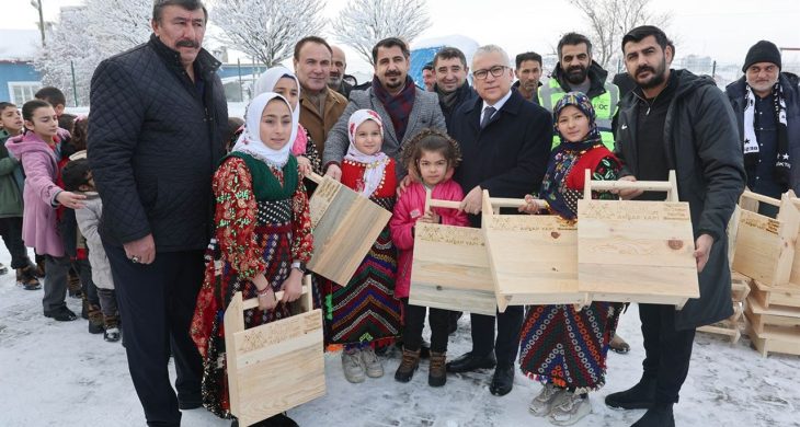 Çocuklara el yapımı geleneksel tahta kızak hediye edildi