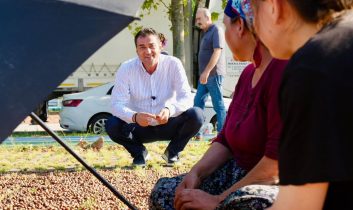 Fuat Köse sahilde fındık kurutan üreticileri ziyaret etti