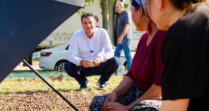 Fuat Köse sahilde fındık kurutan üreticileri ziyaret etti