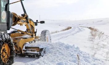 Kars’ta kar ve tipi ulaşımı olumsuz etkiledi: 170 köy yolu kapandı