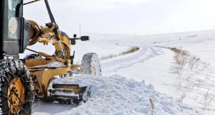 Kars’ta kar kaplanlarının yoğun kar mesaisinde köy yolları açıldı