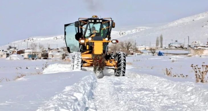 Kars’ta karla mücadele sürüyor: Kapanan 208 köy yolunun 190’ı ulaşıma açıldı
