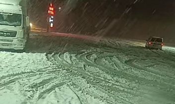 Kar yağışı Sivas’ta sürücülere zor anlar yaşattı