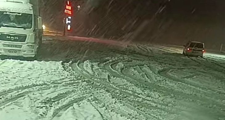 Kar yağışı Sivas’ta sürücülere zor anlar yaşattı