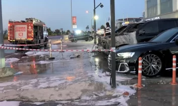 Galeri önünde korkutan yangın: 4 lüks araç yandı
