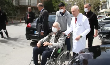 Gazeteci Emin Çölaşan taburcu edildi