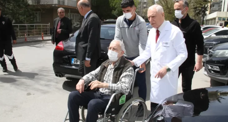 Gazeteci Emin Çölaşan taburcu edildi