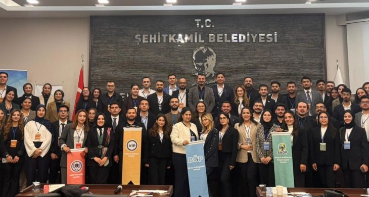 Gençler Gaziantep’te meclis koltuklarına oturdu