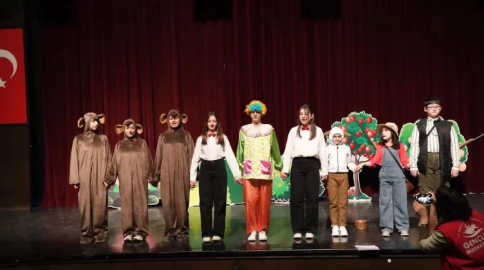 Gençler sanatla buluştu: “Penguenin kanatları” sahnelendi