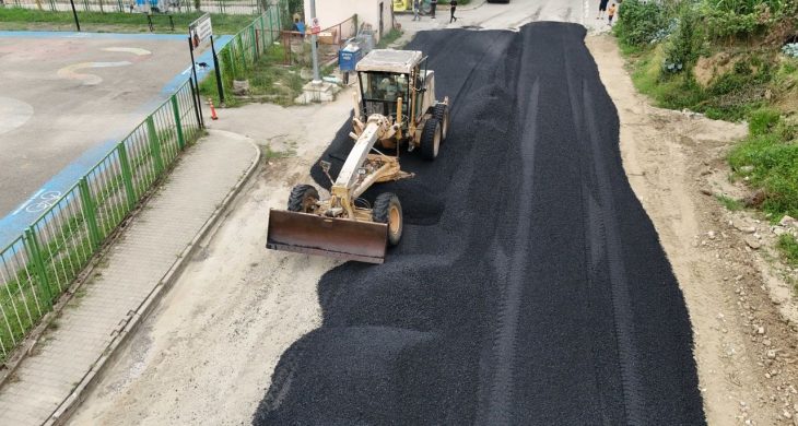 Giresun Belediyesi acil alanlara asfalt müdahalesi yaptı